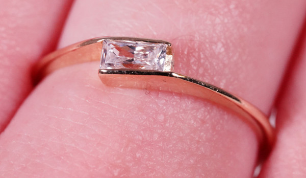 moderner Ring aus 585 Gold weißer Saphir im Baguetteschliff wie Diamant