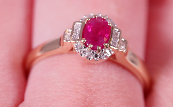 feiner Rubin Ring mit Diamanten in 585 Gold Gr. 56 Taubenblut Roter Ruby